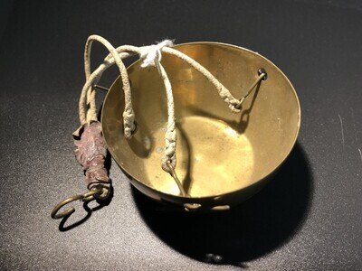 aa3d7884-bbc4-4a10-8b92-c4d08a3295a3.jpg; 1960-0000-KPO/023/2; geelkoperen hangende bak; houders (vergaarbakken)