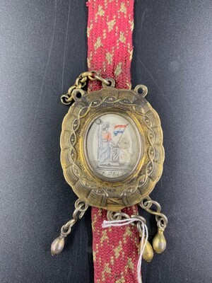 aae5e090-ce41-4366-b2eb-6e9ca1bec68c.jpg; 0000-0086-OME/b; Zilveren bodebus met afbeelding van Hollandse maagd; edelmetaal (metaal naar waarde)