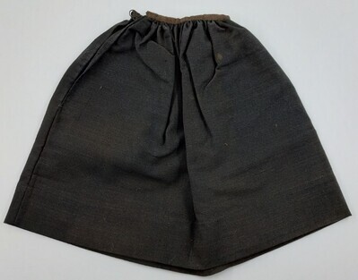 ab994fd1-19fe-4ce5-898c-6de3c3ec38f3.jpg; 1960-0207-KPO/c; Rok van zwarte keperkatoen.; poppenkleding