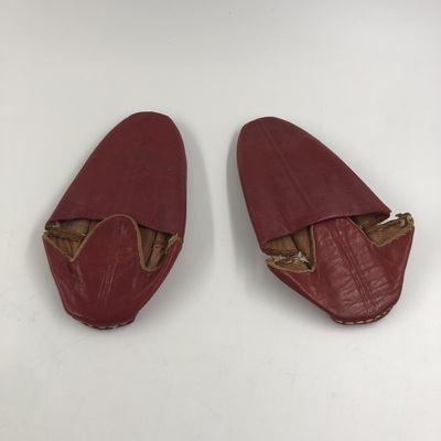 ac0db14b-4cfa-4c09-9512-05e9572d3057.jpg; 2019-0009-OWE/a-b; Twee rode slippers; schoenen