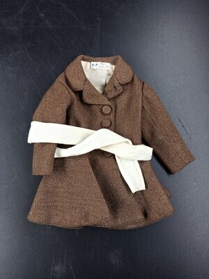 ac3c2150-2da9-4f8c-91b7-71e70871eac6.jpg; 1960-0167-KPO/a-b; Bruine jas met wit ceintuur; poppenkleding
