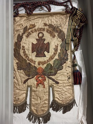 ac69f53d-6e36-430d-a7bf-5ab1c143d77f.jpg; 0000-0044-OWE; Vaandel 'Metalen Kruis - afdeling 's Gravenhage'; vaandels