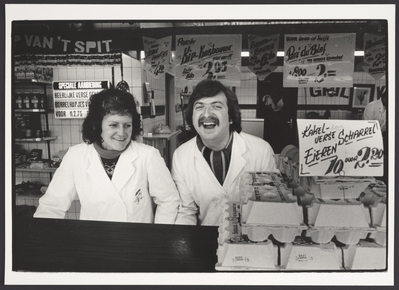 ac840fa2-b519-470b-95e6-ad1972a30746.jpg; 2023-0107-PRE; Marktkooplui van de slager op de Herman Kosterstraat, Den Haag; dubbelportretten