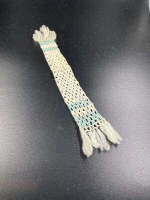 ac8f3f86-02d6-493c-9a08-db1cdbdf5b01.jpg; 1960-0274-KPO/038; Wit met groene wollen gehaakte sjaal; sjaals (kledingaccessoires)