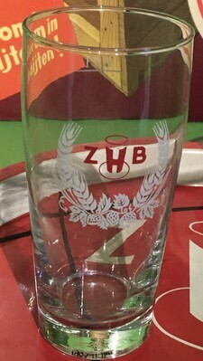 acd06163-cc0a-4f28-977a-3258065a90d7.jpg; 1993-0011-HHI; Een ZHB bierglas; bierglazen