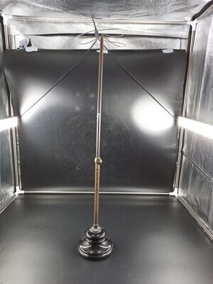 ae22792c-5321-4b7e-8c2e-dadf4d9cf681.jpg; 2002-0025-HHI; Metalen verstelbare hoeden- of pettenstandaard met glazen voet.; hoedenstandaarden