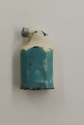 ae300261-9309-4342-ab08-1a456364e298.jpg; 1960-0282-KPO/17-19/b; Parfumflesje behorende bij de wastafel in de badkamer van het grote poppenhuis.; miniaturen