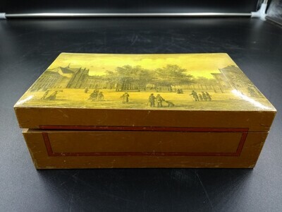 ae8797c0-680e-4d5b-9004-d138786e3377.jpg; 1968-0045-OHO; Houten kistje met op deksel een tekening van het Lange Voorhout te Den Haag.; kisten