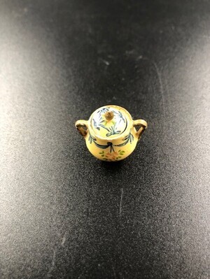 afdfef13-13c9-4c74-ba3b-2432302476af.jpg; 1960-0000-KPO/224/b; Houten cremekleurige suikerpot met deksel, twee oortjes en met bloem decoratie; suikerpotten