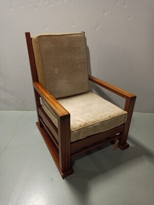 b0539e9f-f9ba-48a5-81b8-5cb873516d67.jpg; 1997-0550-HHI; Houten fauteuil van bas van Pelt ameublement, met los zit- en rugkussen van goudgele stof.; fauteuils