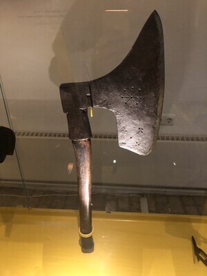 b1a96485-740c-4a90-845e-2b8e9412316f.jpg; 384; Beulsbijl met stadswapens; bijl