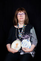 b39485bd-1731-4ca6-b2e6-d0663177015b.jpg; V-HHM-1649; Het topstuk (koninklijke borden) van Susanne Illés; MijnDenHaag*