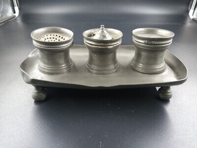 b3c99556-1d33-4ada-ab49-d38660bc9444.jpg; 1979x0016-OMO; Tinnen inktstel uit het Oude Mannenhuis.; inktstellen