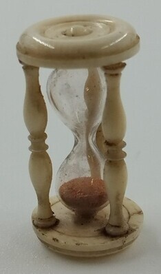 b3e1de3a-2e91-4452-8934-be358ece334a.jpg; 1960-0225-KPO/023; Zandloper in ivoren houder.; miniaturen