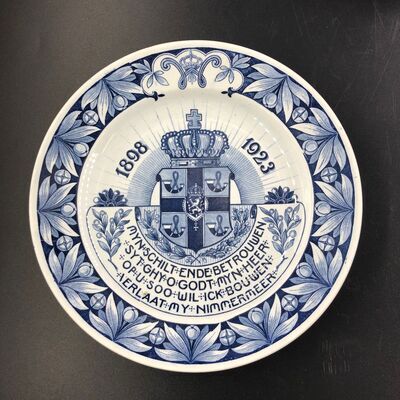 b40ee6a3-b617-415b-937d-d65feb271dbb.jpg; 1980-0012-MCE; Wandbord herdenking 25-jarig Regeringsjubileum H.M. Koningin Wilhelmina.; wandbord