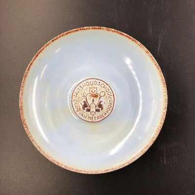 b4c1974a-2455-4f8f-8810-8c9ec70a9dec.jpg; 2013-0003-MCE; Kommetje Haagse Huishoudschool Laan van Meerdervoort.; kommen (vaten)