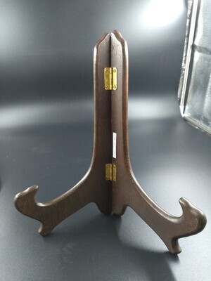 b4f3fdcf-e709-4c8e-ae59-885c555f0157.jpg; 0000-0300-HHI/b; Houten standaard voor heraldisch sierbord.; standaard