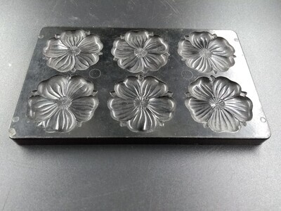 b7c2f1d5-2cae-4837-b5b0-338284879a85.jpg; 1988x0020-HHI; Bakelieten bakvorm voor zes bloemvormige chocolaatjes.; bakvormen