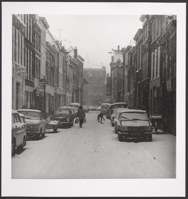 b7f274b6-a5d6-4a70-8e35-04b87dd6d60f.jpg; 2023-0128-PRE; En passant sneeuwbui in de Kranestraat, Den Haag; stadsgezichten