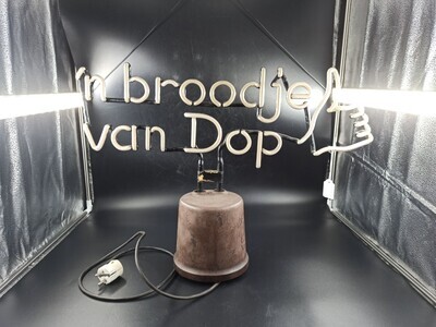b8ee0a58-9934-45f5-b832-85e7534973d2.jpg; 2018-0009-ODI; Lichtreclame 'Een broodje van Dop'; neonreclame
