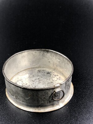 b8f672be-13b8-403c-a43c-a8b56149a294.jpg; 1960-0000-KPO/104; Metalen, ronde, gegalvaniseerde bak met een oogje; houders (vergaarbakken)