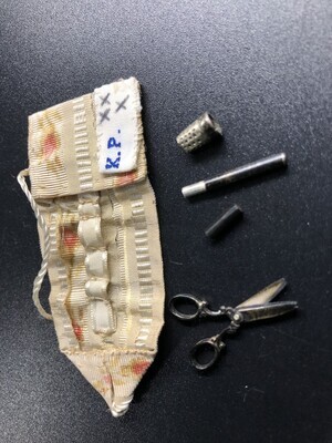 baf62ae4-4f9f-4e20-8462-b0740d6ba4d4.jpg; 1960-0274-KPO/027; Drie zilveren naaigerei in een etui van textiel; naaigerei