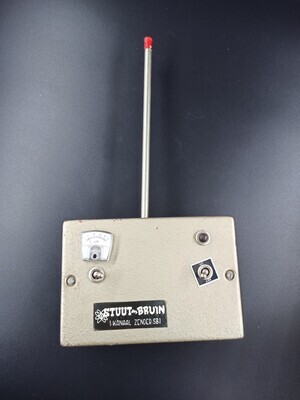 bb39a960-90e5-4a97-866b-087b522e61a3.jpg; 2011-0034-HHI; Zender "Stuut en Bruin - Philips"; electronica