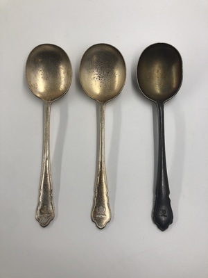 bb56d22a-24b4-4d90-b83a-7ad45e14ac4b.jpg; 2022-0003-MMO/1-3; Drie lepels van restaurant Garoeda ; bestek