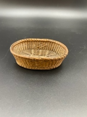 bc3b637a-d1d5-466a-80a6-ccf1ac9241eb.jpg; 1960-0309-KPO/a; Lage rieten ovale mand van fijn geweven donkere biezen; manden