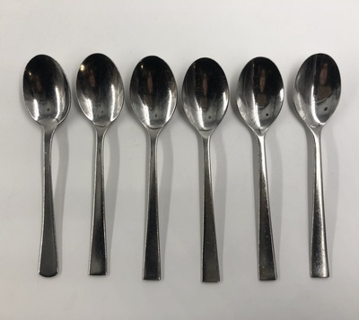 bc7cbdd1-8d23-488e-8107-60eae2b37d94.jpg; 2022-0011-MMO/1-6; Zes dessertlepels van restaurant Garoeda ; bestek