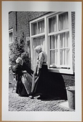 bd01172e-0e11-46b0-b17c-823503726f85.jpg; 2010-0366-PRE; Twee vrouwen in klederdracht voor het raam van een huis, een staand en een zittend.; fotografie