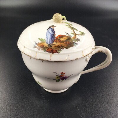 bd1052cf-7aa2-40c3-a618-d2aaffaa71af.jpg; 1913-0006-OCE/a-b; Chocoladekop met deksel; keramiek (objectgenre)