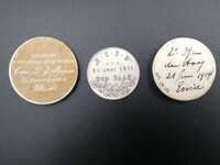 bdc4a567-4e36-4d7f-8f62-91059169488f.jpg; 1980-0048-HHI; Zilverkleurige prijspenning met hondekop in reliëf, tekst 'K.C.D.H. 21 juni 1914'.; onderscheidingen (eretitels)