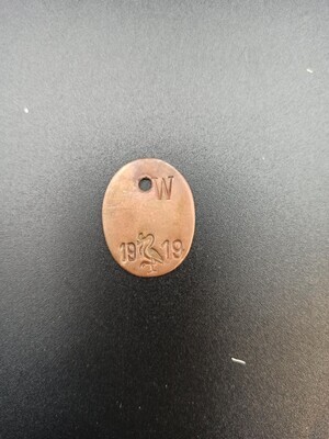 bed4ca45-7563-491d-bfd0-6e36abadd6e0.jpg; 0000-0328-PEO; Hondenpenning uit 1919; hondenpenningen (belastingpenningen)