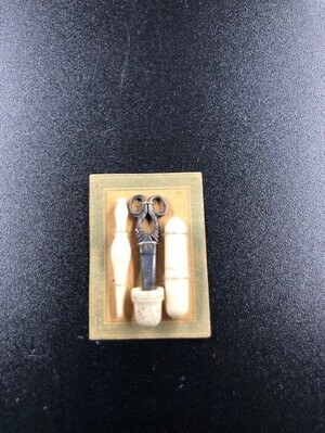 bf16648c-8107-450f-b522-c2d0216f4a3a.jpg; 1960-0289-KPO/023; Naaigerei van been en zilver; naaigerei