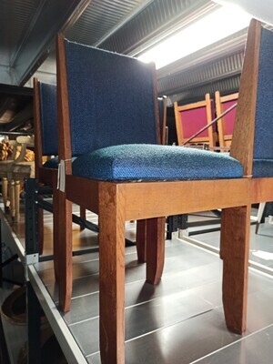 bf5f4ce4-55cd-426d-ace9-98d733495c16.jpg; 1985-0037-MHO/3; Rechte houten stoel van licht eikenhout, zitting en rug met blauwe stof gestoffeerd.; stoelen