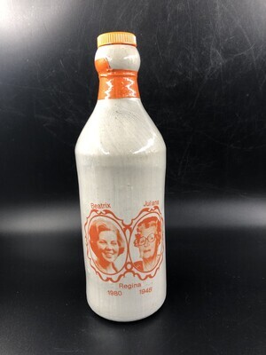 bf760c69-d761-44c7-b585-8b24d5944675.jpg; 1997-0113-HHI/a-b; Kruik met dop ter herinnering aan de start van de regeerperioden van koningin Juliana en koningin Beatrix.; orangialia