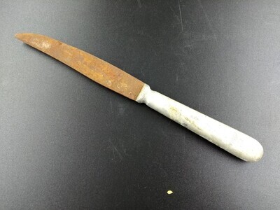 c09644ea-e494-4567-858a-1389b139839e.jpg; 0000-0076-MMO; Metalen tafelmes met nazi-symbool op het heft.; tafelmessen