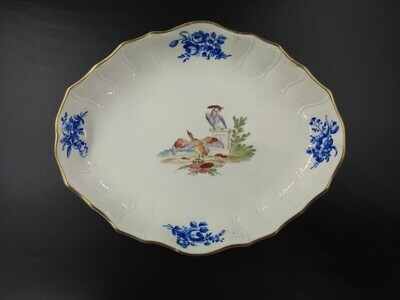 c0f0668f-d8a5-43a5-b9fc-0cada6d5e31f.jpg; 1940-0281-OCE; Ovale schaal met vogeldecoratie; keramiek (objectgenre)