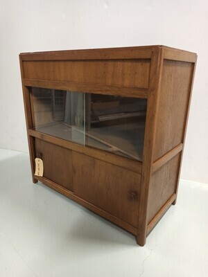 c20f4f81-2a42-4563-9dba-f009cff24195.jpg; 1982-0087-MHO; Houten kastje met boven twee glazen en onder twee houten schuifdeurtjes; kastmeubilair