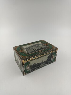 c2384460-c422-49f4-8452-08b043cec0ac.jpg; 1972-0006-HHI; Blikken koektrommel met een afbeelding van Brood en beschuitfabriek 'De Oude Vette Hen'.; koektrommels