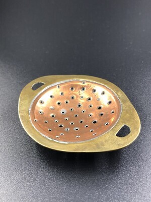 c2543206-b987-40b8-9e70-55e304abd281.jpg; 1960-0284-KPO/028; Rood en geelkoperen vergiet op 3 ronde poten; vergieten