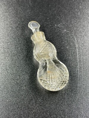 c2a01d7c-a234-4675-8fbb-68802bf86efd.jpg; 1960-0000-KPO/238; Glazen parfumfles; parfumflessen