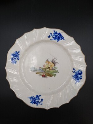 c3f95085-1924-4ab4-a918-9b33c96dbd39.jpg; 1940-0112-OCE; Plat bord met geschulpte rand en vogeldecoratie; keramiek (objectgenre)