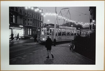 c48860ca-8c02-4e1f-b3ab-33dc698f7084.jpg; 2010-0367-PRE; Tram 2 richting Meer en Bosch bij een tramhalte in de donkere avond/nacht.; fotografie
