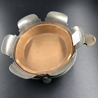 c497d8c6-d1b5-4b33-a44f-7a1e41b213c7.jpg; 1979x0015-OMO; Tinnen komfoor uit het Oude mannehuis.; comfoor