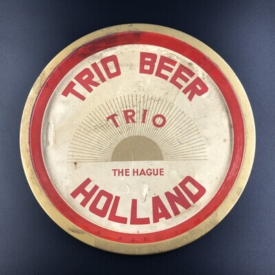 c5b64194-b826-454d-8c27-76f9d2844923.jpg; 1993-0023-HHI; Geëmailleerd dienblad met de tekst 'Trio Beer The Hague Holland'.; metaal