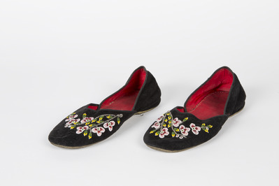 c5de99fe-f433-45e8-839b-29f9a7c7635a.jpg; 2013-0004-OWE/a-b; Zwartfluwelen pantoffelpaar met geborduurde, gekleurde bloemetjes ; pantoffels