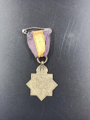 c6688d7c-e9ac-4f6a-b542-eeadd3894bac.jpg; 0000-0041-MMO; Oranje Nassau lintje; lintje (onderscheiding)