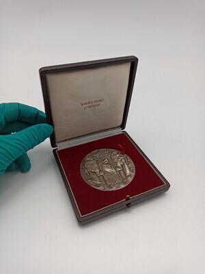 c79ef963-2a92-442a-9976-1dc8f02e1a28.jpg; 2017-0001-PEE; Penning van het Gemeentebestuur van Den Haag aan J. van der Zwan, hoofdcommies B bij de gemeentelijke dienst voor sociale belanden, 1 Juli 1919 - 1959; gelegenheidspenning